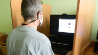 Odsouzený při online návštěvě